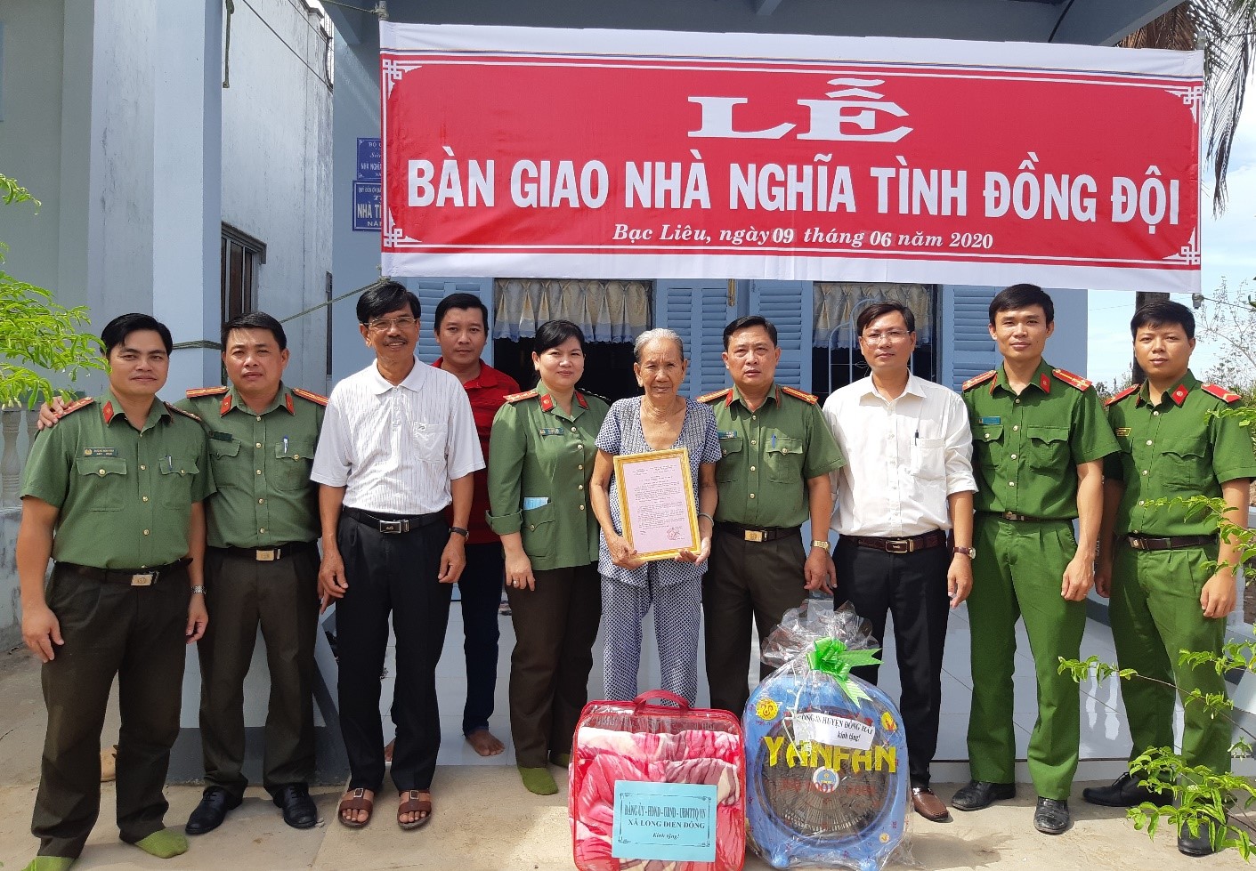 Công an tỉnh trao nhà nghĩa tình đồng đội CÔNG AN BẠC LIÊU