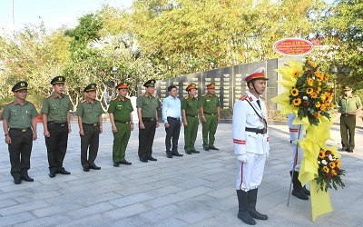 Chủ nhiệm Ủy ban Quốc phòng và An ninh của Quốc hội dâng hương và chúc Tết tại Bạc Liêu