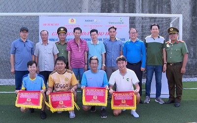 Giao lưu bóng đá chào mừng kỷ niệm 50 năm Ngày Giải phóng miền Nam, thống nhất đất nước